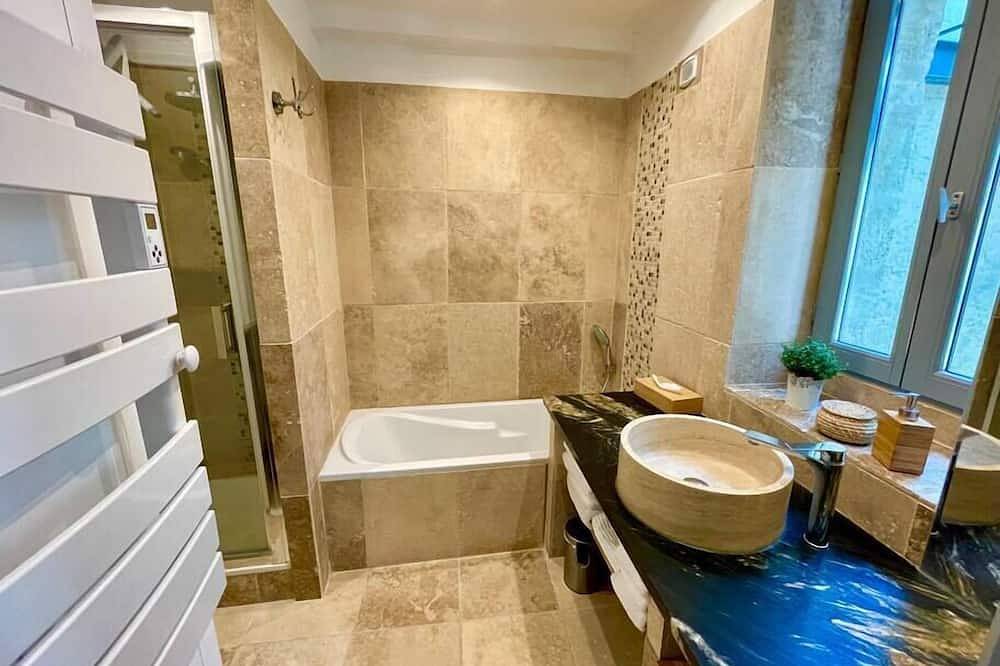 Geheel appartement, 'The Fenestrelle' appt in superb stone house in centre Uzès in Uzès, Nimes en omgeving