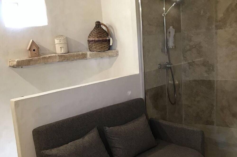 Entire apartment, Unusual accommodation, Dovecote in the Luberon with Jacuzzi in Oppède, Parc naturel régional du Luberon