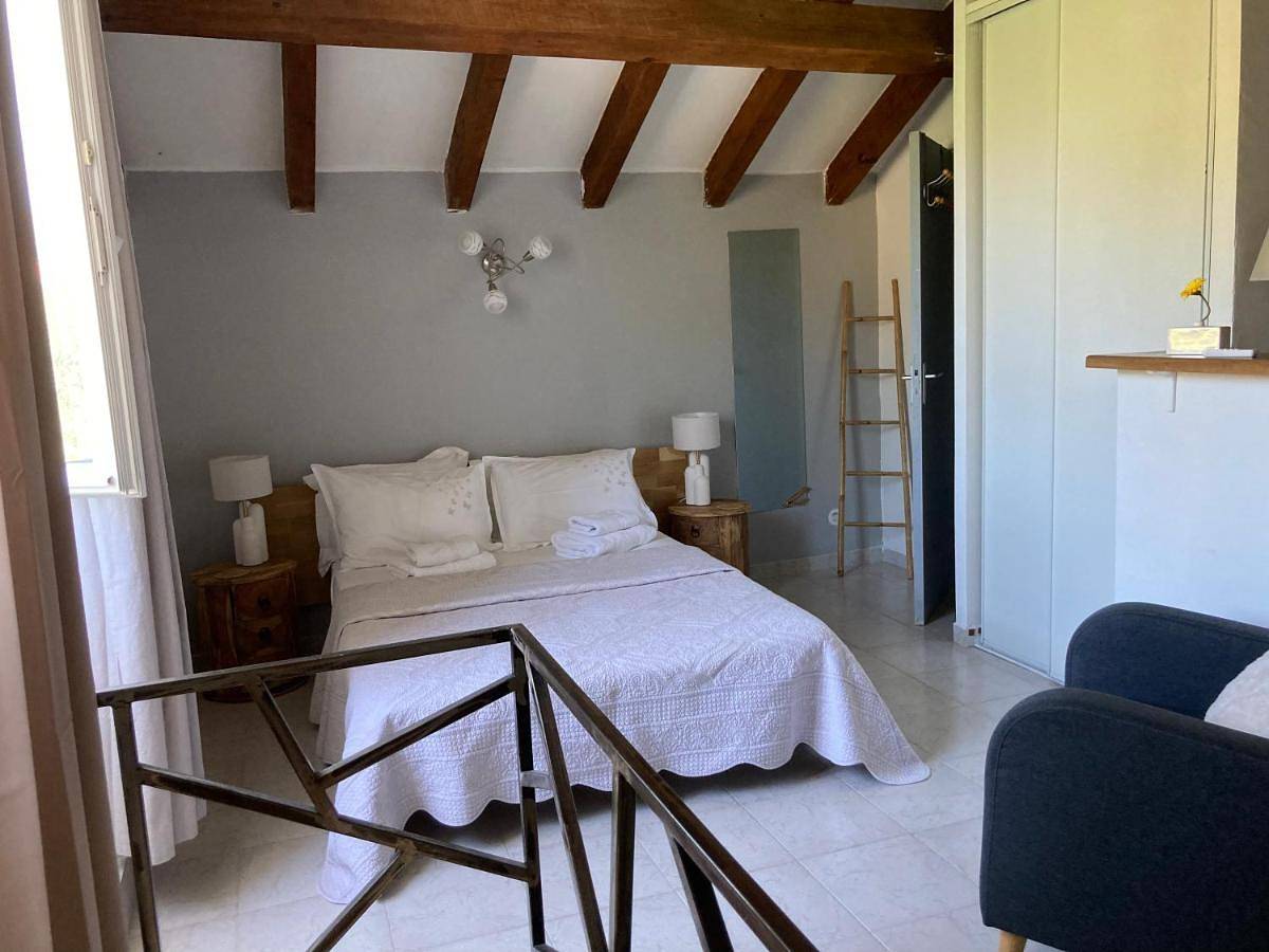 Appartement entier, Maison Kyprea: charmant appartement /duplex , spacieux, tout confort avec terrasse extérieure privée, parking privatif , vue pittoresque sur la citadelle de Corté et les montagnes. in Corte, Parc naturel régional de Corse