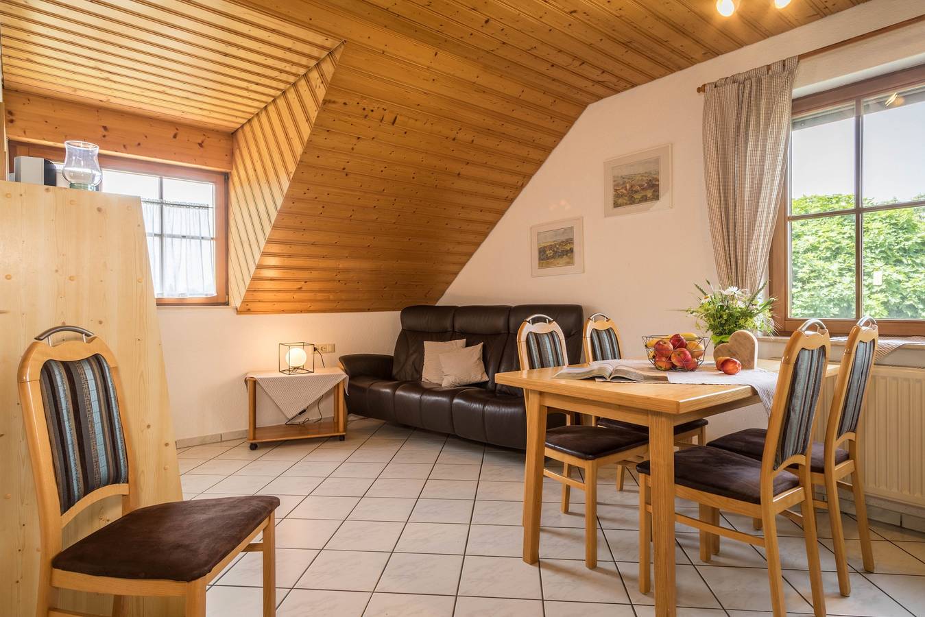 Ganze Wohnung, Ferienwohnung 1 auf dem Bauernhof "Wagenberg" mit Bergblick, Wlan & Garten in Deggenhausertal, Region Bodensee-Oberschwaben