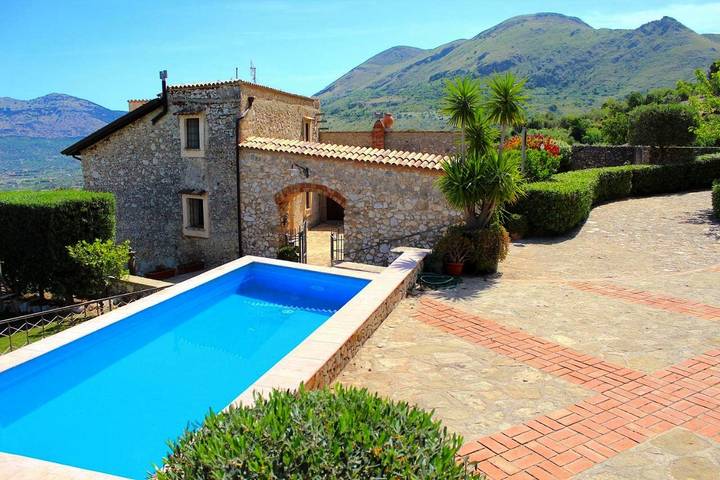 Casa vacanza per 10 persone, con Balcone e Terrazza nonché Giardino e Piscina a Carini