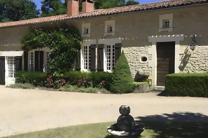 Location de vacances pour 14 personnes, animaux acceptés à Brossac