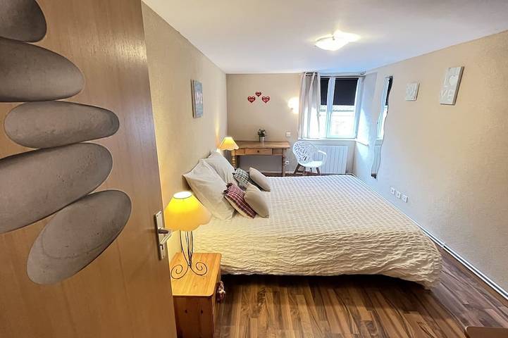 Apartamento entero, Casa rural de geranio de 90 m2, ubicada en el corazón de la ciudad vinícola de Eguisheim, en una zona tranquila. in Eguisheim, Parque natural regional de los Ballons des Vosges