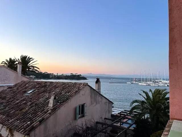 Appartamento intero, T3 30 metri dal mare con una splendida vista sul mare dalla terrazza in Hyeres, Porquerolles