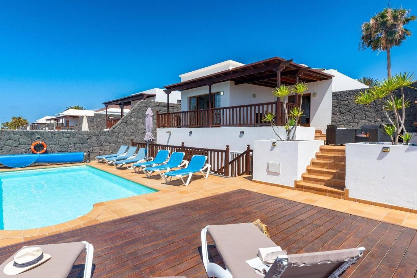 Vacation 'Casa Laura' with Heatable Pool, Sea View, Wi-Fi and Air Conditioning in Playa Blanca, Yaiza