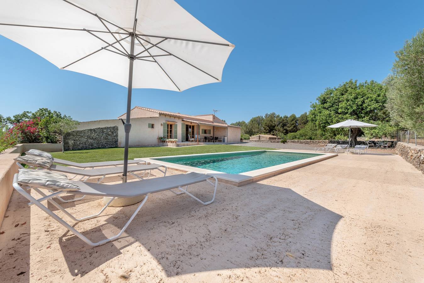 Landhaus 'Laurel' mit Bergblick, privatem Pool und Wlan in Son Servera, Mallorca Osten
