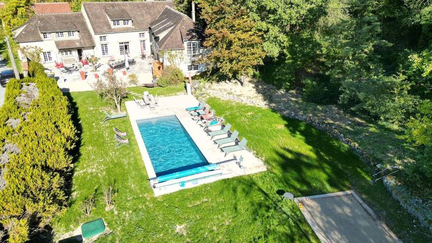Location de vacances pour 15 personnes, avec vue et piscine ainsi que jardin et sauna à Yèvre-la-Ville