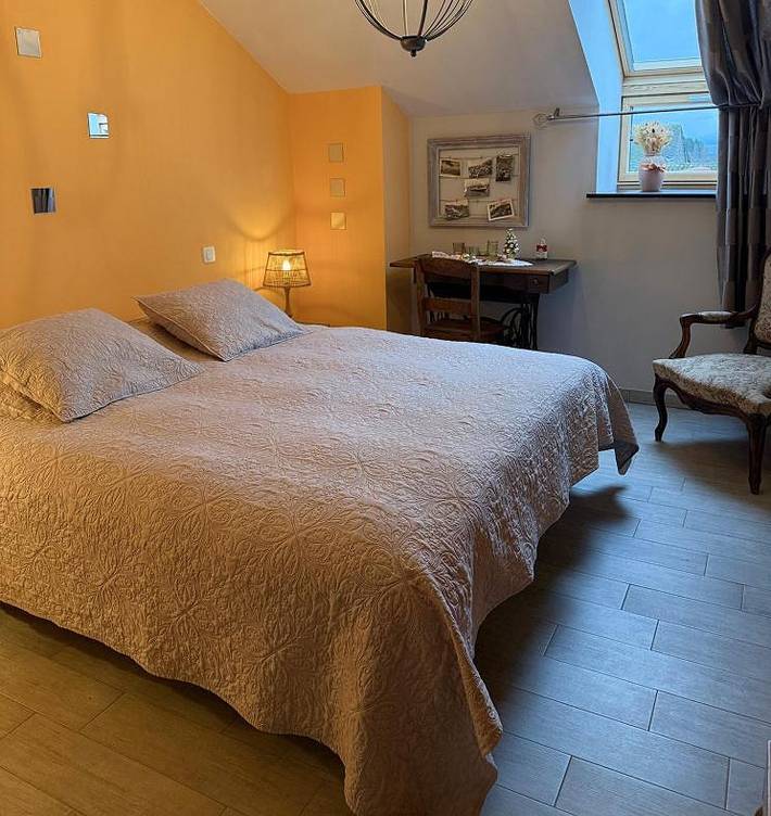 Chambre d’hôte pour 4 personnes, avec vue ainsi que jardin et piscine au Province de Luxembourg - 2
