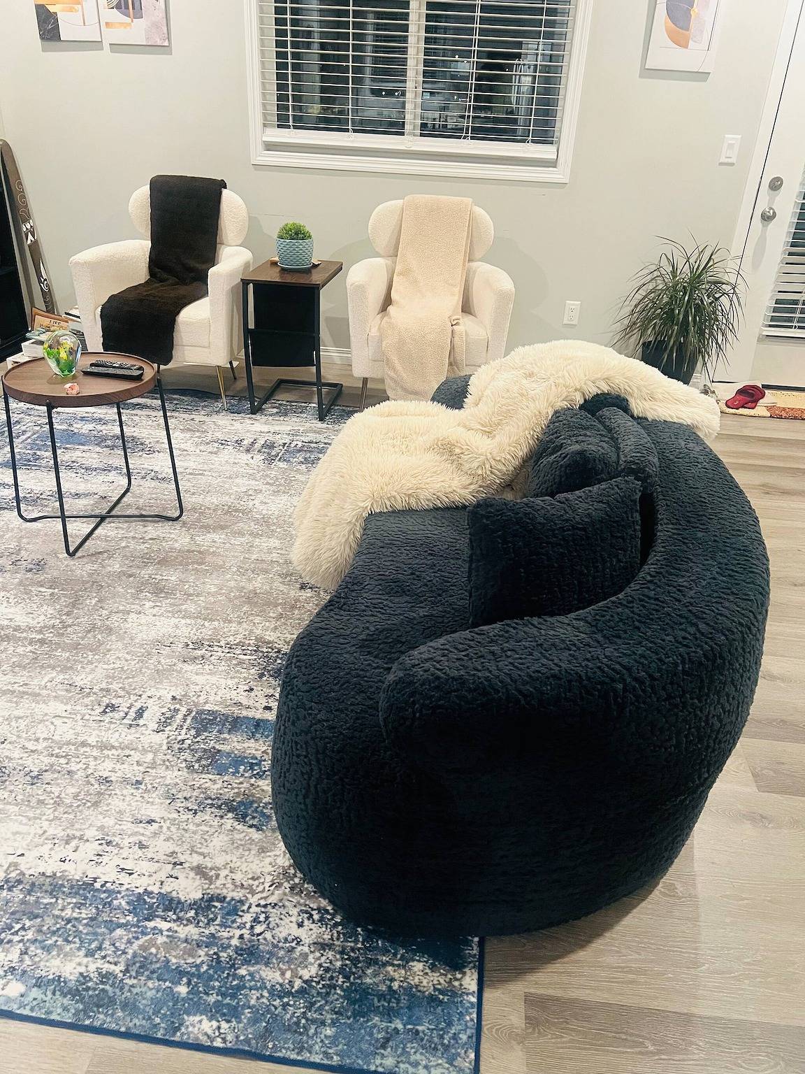 Geräumiges privates Zimmer mit Tv, Wlan und Kühlschrank in Edmonton, Alberta