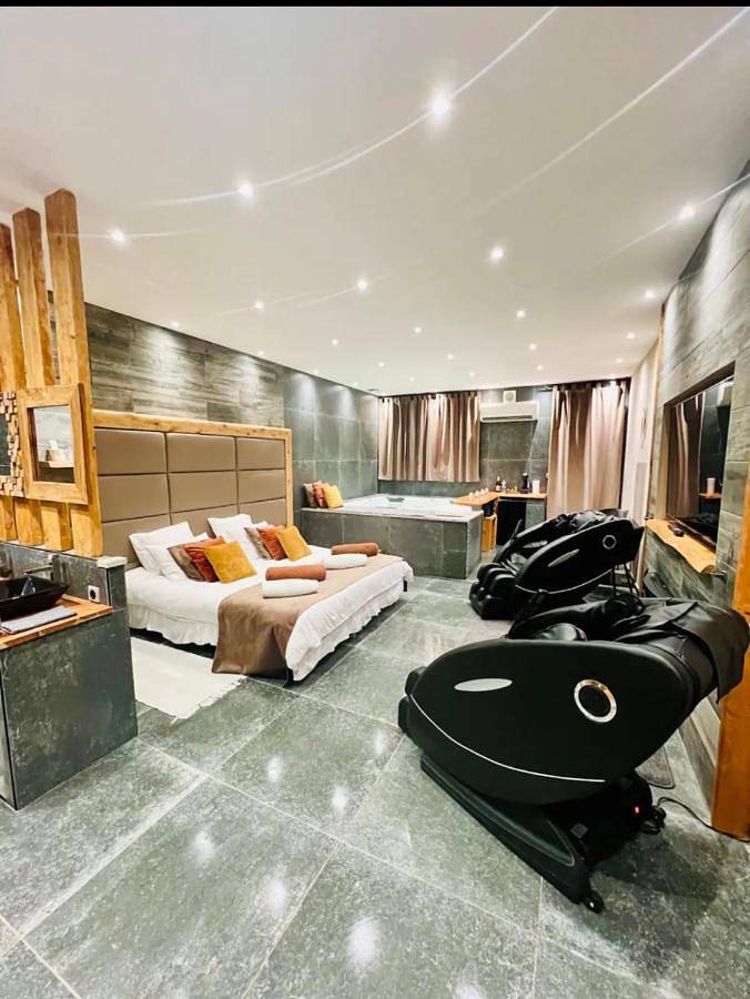 Chambre d’hôte pour 2 personnes, avec Jacuzzi et Terrasse ainsi que Jardin et Sauna à Istres