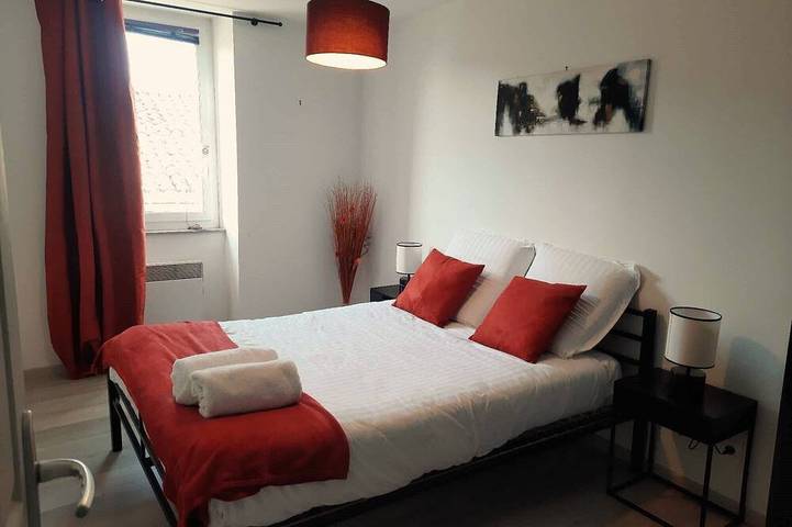 Entire apartment, T2 Mezzanine Historic Center in Saint-Paul-Trois-Châteaux, Nyons region