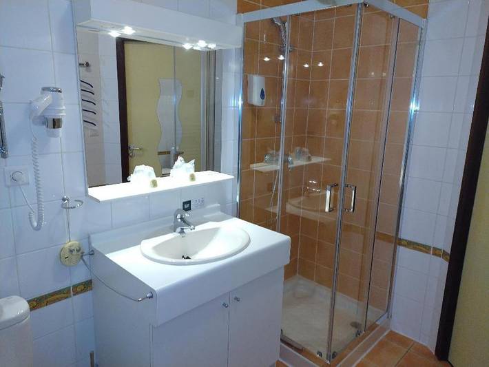 Hôtel pour 2 personnes, avec Terrasse ainsi que Jardin et Vue à Saint-Victor-la-Rivière - 3