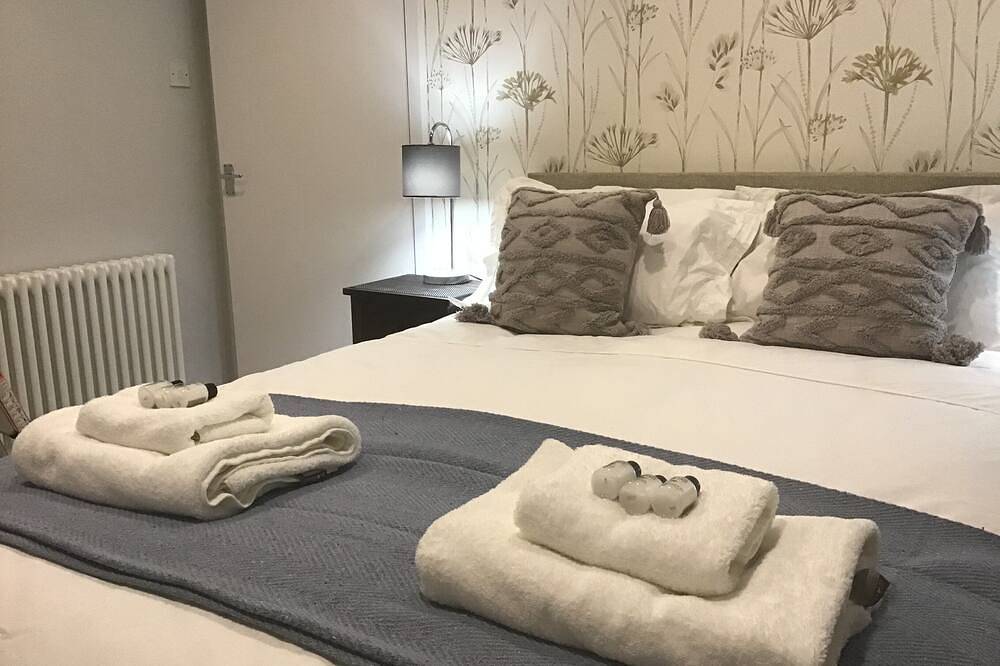 Historic Listed Cottage withconservatory & Garden centre of St Andrews sleeps 6 in St Andrews, Fife region