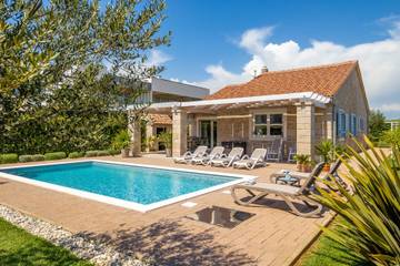 Villa für 8 Personen, mit Garten und Terrasse in Sukosan