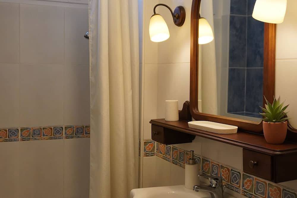 Ganze Wohnung, Appartment with sea view terrace located on the ground floor of a Basque house in Ciboure, Bayonne und Umgebung