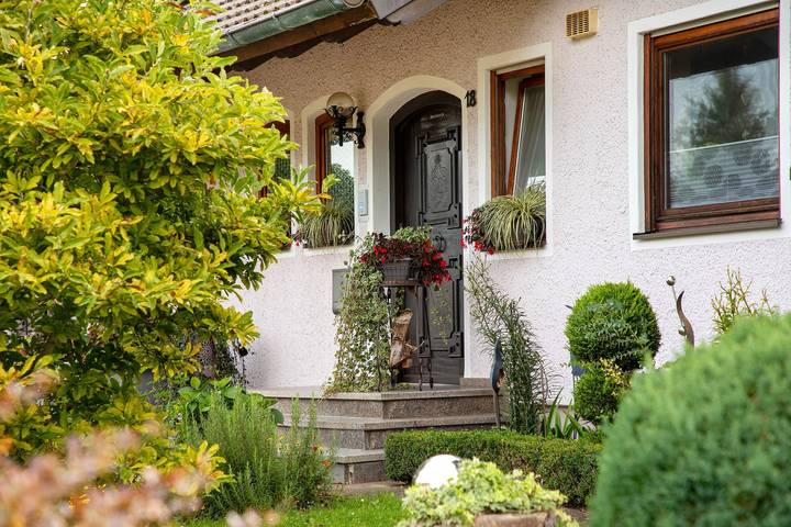 Appartement entier, Appartement "Fernsicht" avec vue sur les montagnes, balcon et Wi-Fi in Zwiefalten, Neckar-Alb