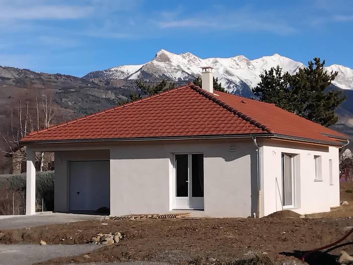 Gîte pour 6 personnes, avec piscine ainsi que jardin et terrasse à La Bâtie-Vieille