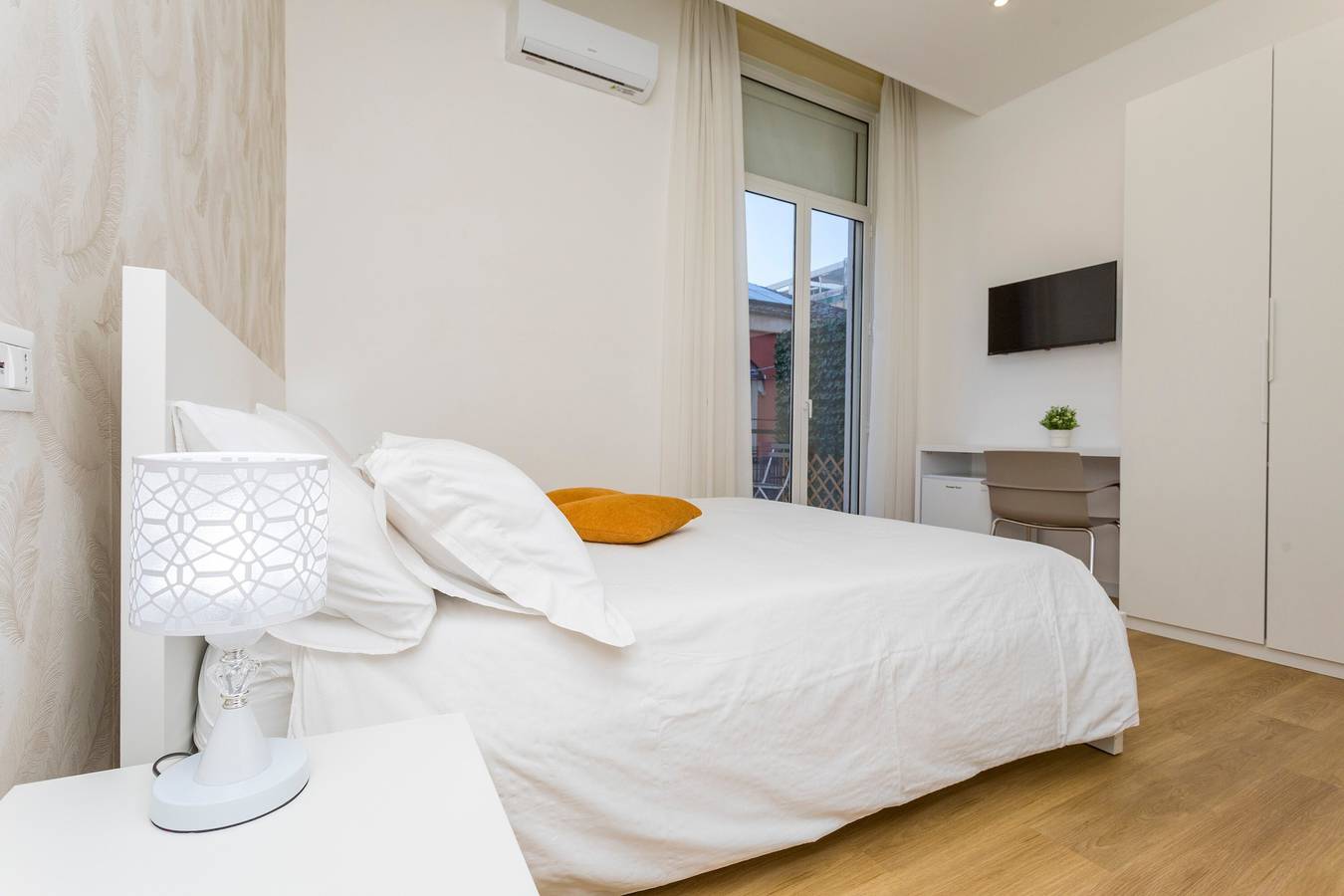 Clemente House Catania Centro - Chic Double Room with Private Bathroom in Catania, Catania Province