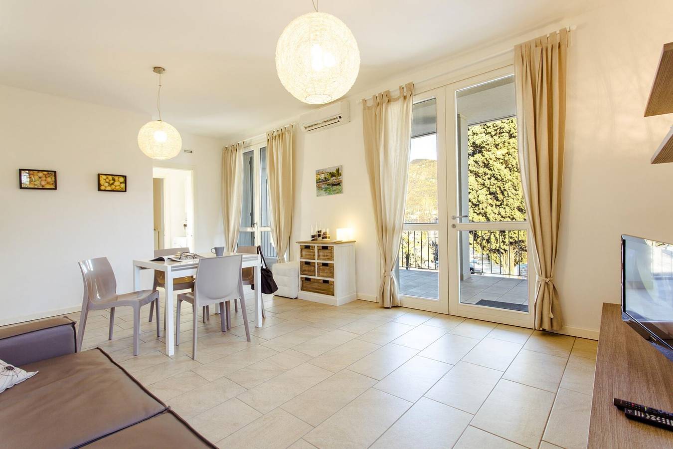 Appartement entier, Appartement 'Gran Fausto Bilo' avec vue sur le lac, Wi-Fi et climatisation in San Felice del Benaco, Montagnes autour du lac de Garde