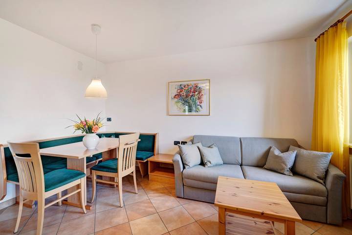 Appartamento intero, Appartamento vacanze "Weinsepphof 4" con vista montagna, piscina, Wi-Fi, giardino e balcone in Lana di Mezzo, Lana