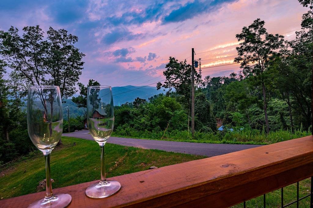 Upscale cabin w/ Mountain Views & fireworks viewing from Hot Tub, Free Passes in Gatlinburg, Sevier County