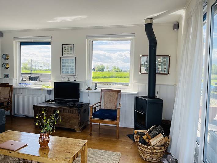 Vakantiefriesland — Houseboat Grou on the water in Parc national De Alde Feanen