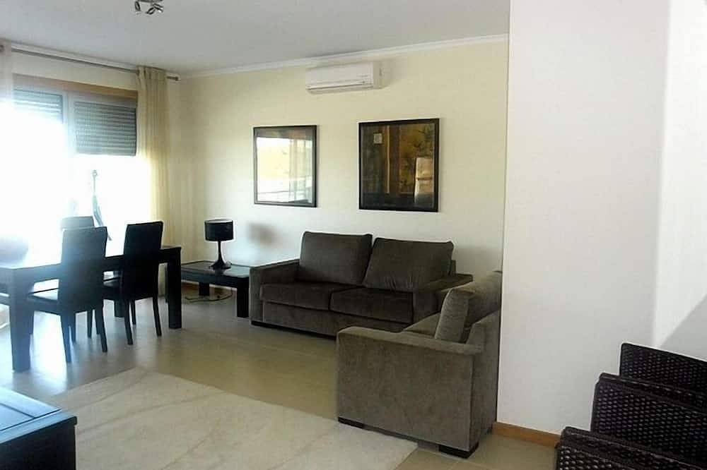 Apartamento entero, 2 dormitorios planta baja Moderno apartamento con balcón extendido Y Barbacoa privada in Praia de São Martinho do Porto, São Martinho do Porto
