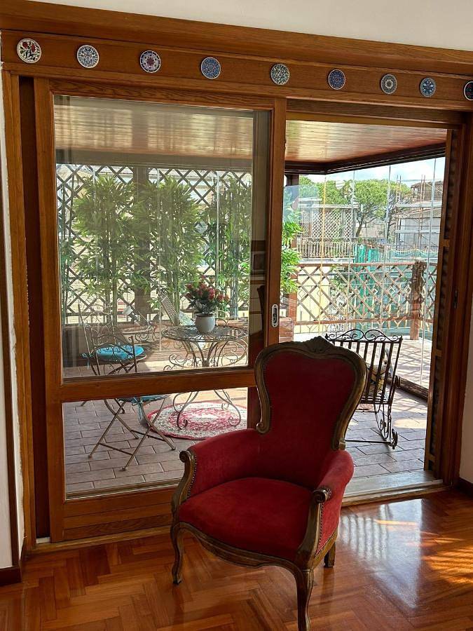 Apartament wakacyjny dla 4 osób, z taras i sauna oraz basen i widok na jezioro w Rzym