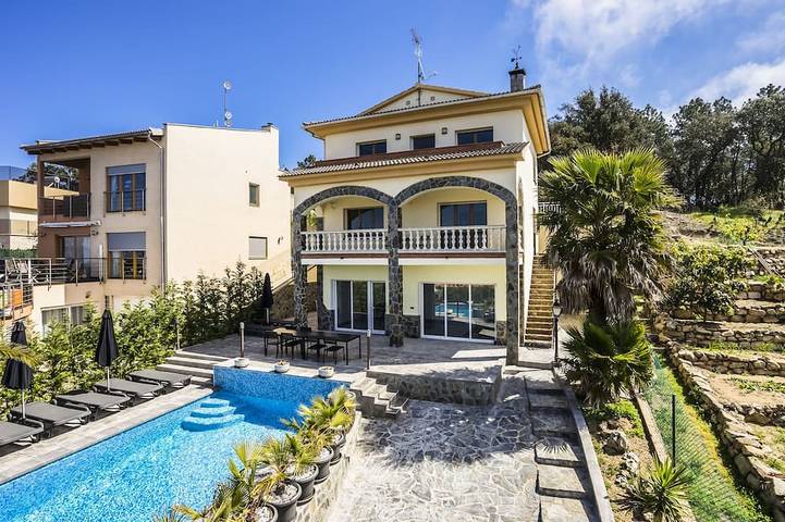 Villa für 12 Personen, mit Balkon und Whirlpool sowie Garten in Lloret de Mar