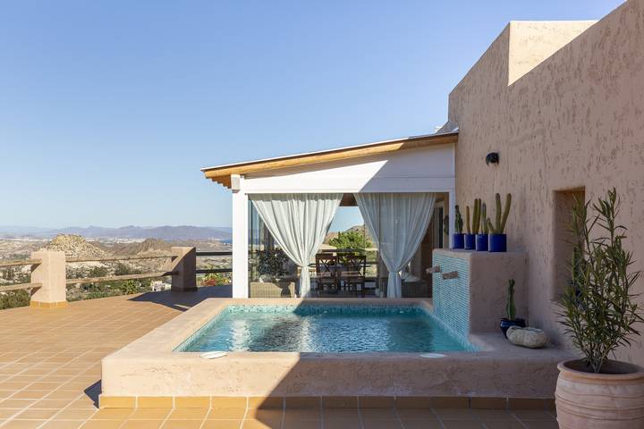 Villa pour 5 personnes, avec terrasse ainsi que jardin et piscine - 1