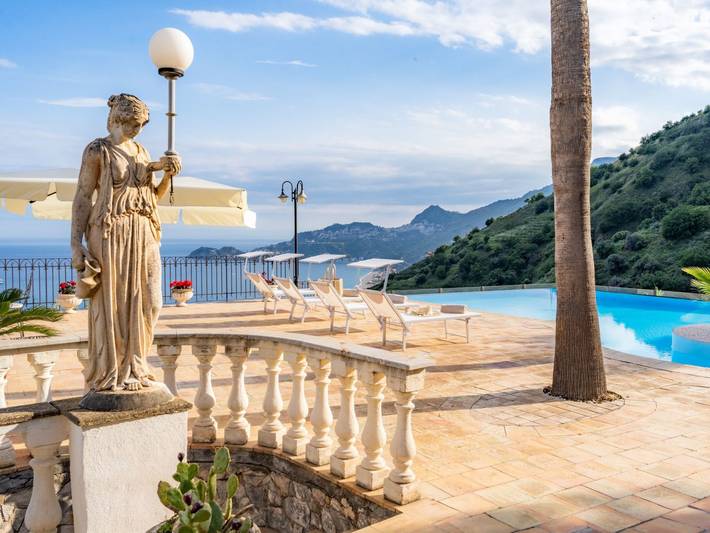 Location de vacances pour 12 personnes, avec terrasse ainsi que piscine et jardin à Letojanni - 3
