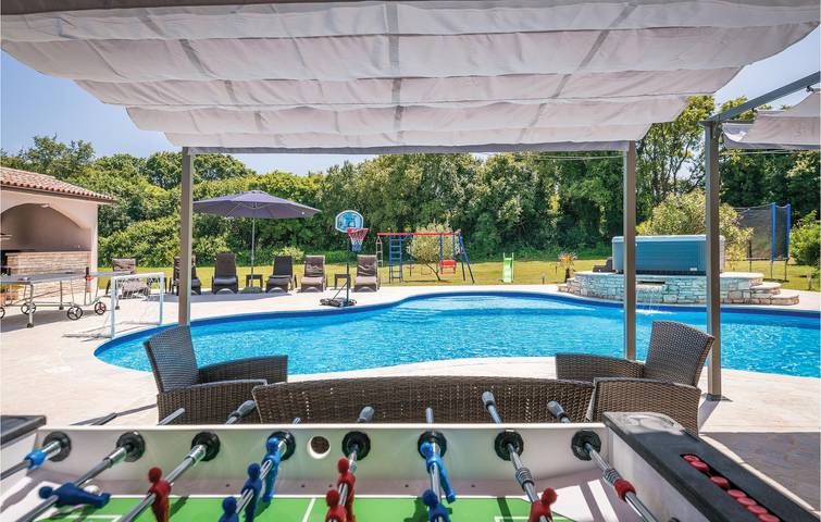 Gemütlich, 2 km von Küste und Stadt entfernt: WLAN, Pool, Terrasse, Waschmaschine in Valtura, Südküste Istrien