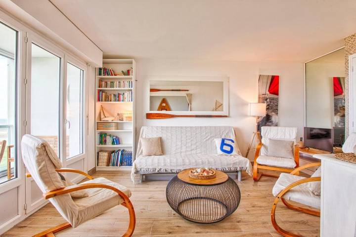 Gîte pour 4 personnes, avec terrasse ainsi que jardin et vue dans Plage du Hôme - 2