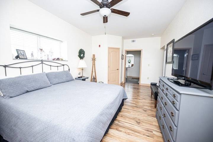 Vacation apartment for 8 people, with yard and hot tub as well as balcony and pool in Pigeon Forge