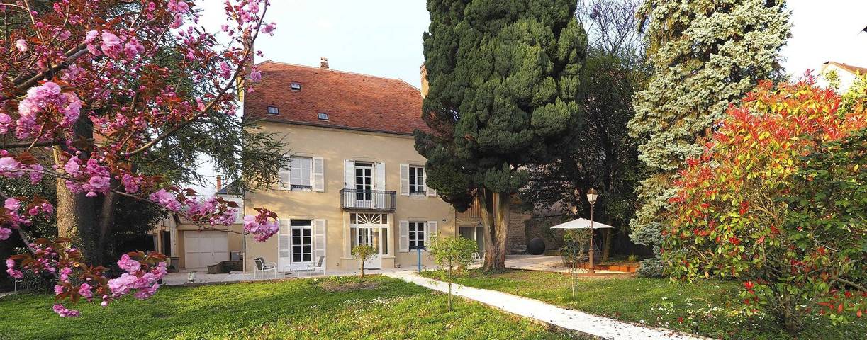 Gîte pour 8 personnes, avec jardin dans Maison De La Vache Qui Rit Lons Le Saunier