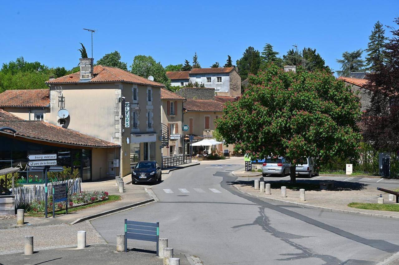 Logis Hôtel & Restaurant Le Cheval Blanc et Clovis in Vouillé, Vienne (France)