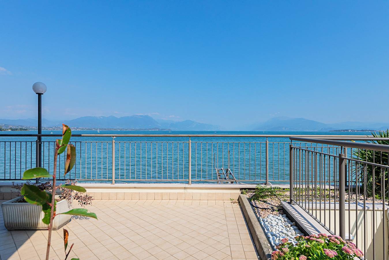 Ganze Wohnung, Residenza Miralago with pool - Ground floor One-bedroom in Desenzano Del Garda, Gardasee-Berge