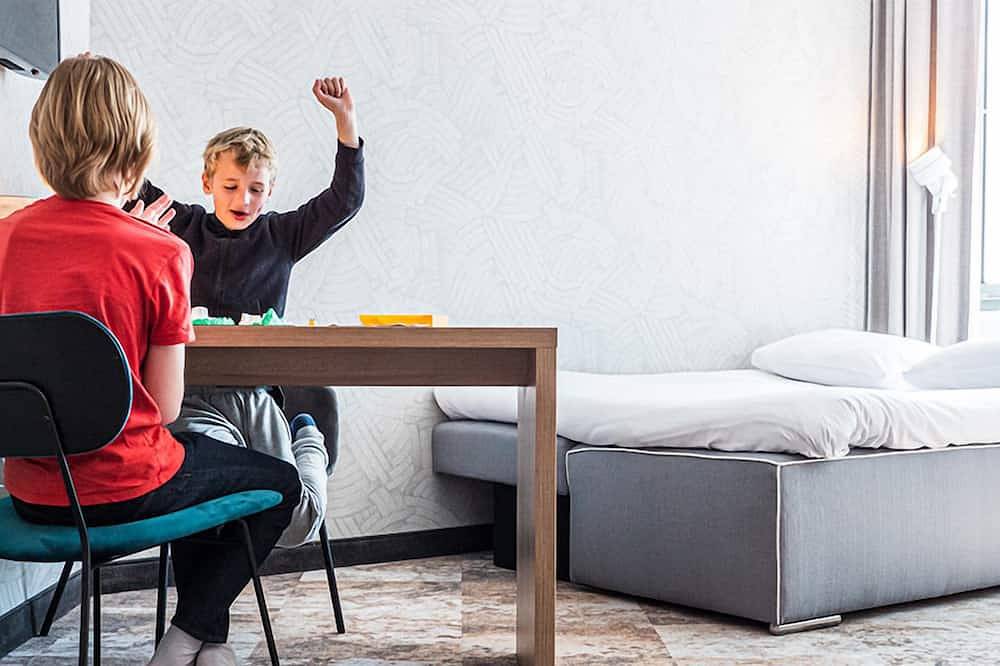 Family Friendly stay - Enjoy Modern Amenities, Scenic Outdoor & Beach access in Scheveningen, Den Haag