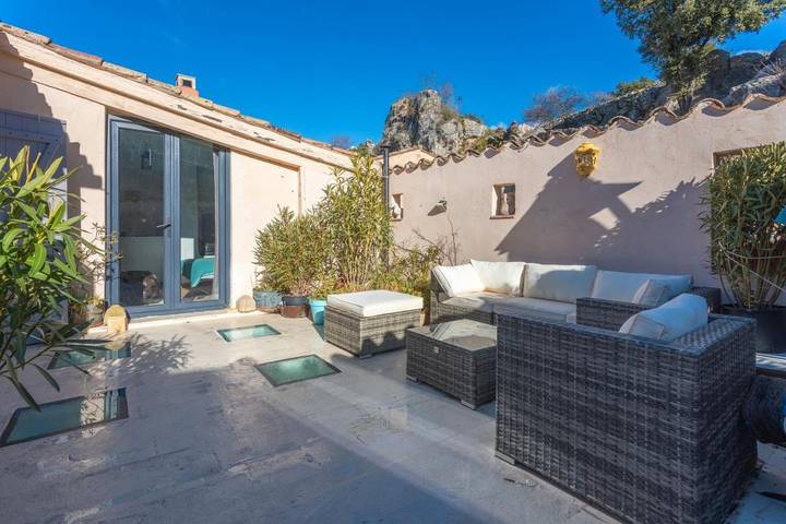 Gîte pour 4 personnes, avec terrasse à Châteaudouble - 3