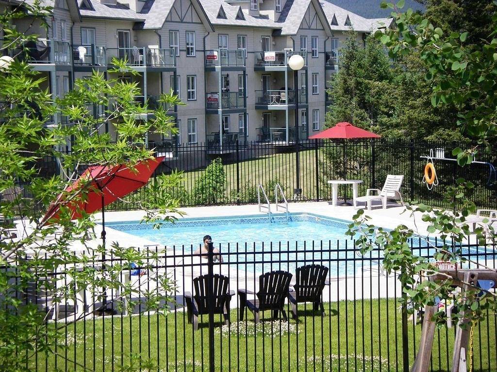 Ganze Wohnung, Blick auf die Berge, 1500 sqft 3 Br Penthouse Condo, Schlafmöglichkeiten für 8, mit Außenpool in Radium Hot Springs, Kootenay-Nationalpark