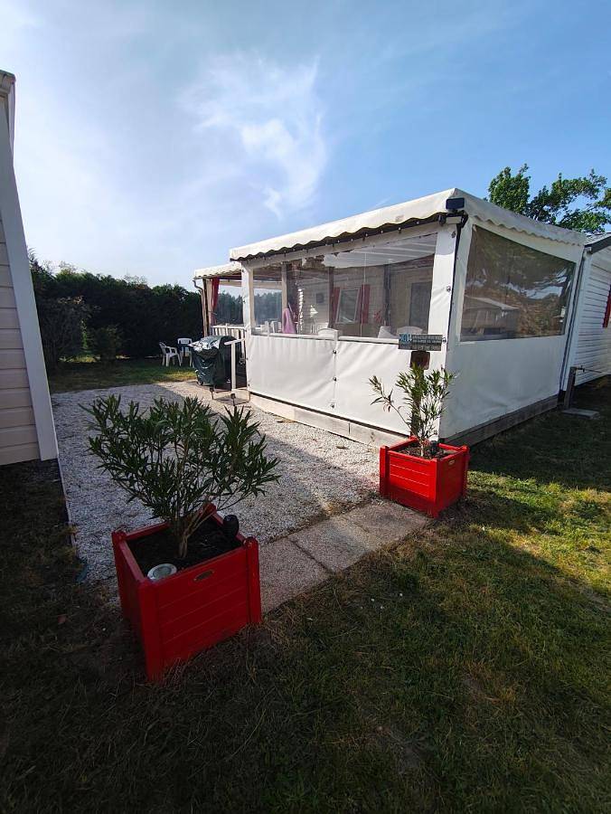 Camping pour 6 personnes, avec Terrasse ainsi que Jardin et Piscine