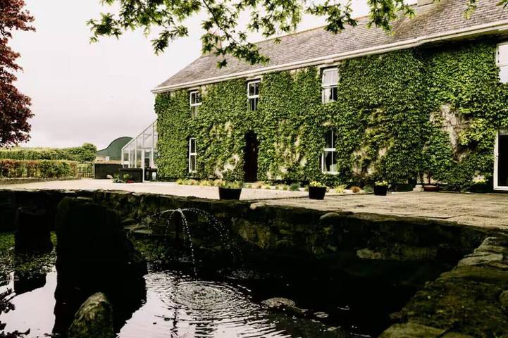 Holiday apartment for 30 people, with garden and hot tub in Leinster