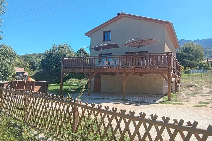 Gîte pour 12 personnes, avec Terrasse et Jardin à Fillols