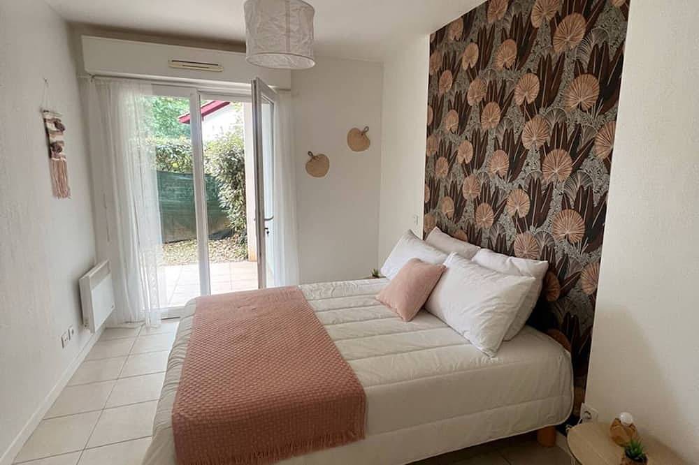 Entire apartment, Charming 1-Br Apt in Quiet Area, 20 mins Walk to Center, Parking, Wifi, Pet-Friendly, Terrace in Cambo-les-Bains, Bayonne region