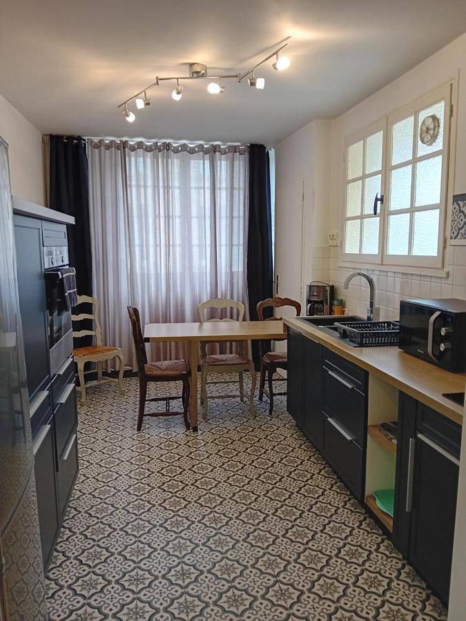 Appartement entier, Two-Bedroom Apartment in Saint-Magne-de-Castillon, Région de Libourne