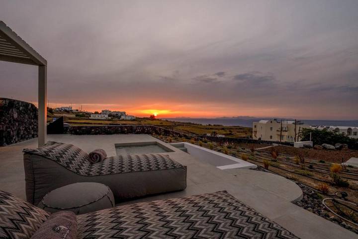 Villa für 3 Personen, mit Whirlpool und Garten sowie Balkon und Pool auf Santorin