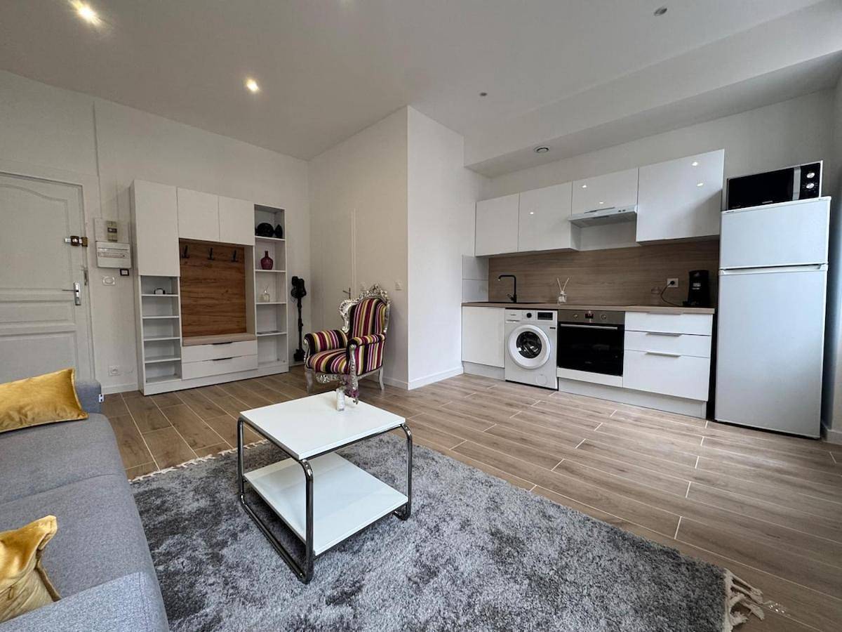 Appartement entier, Bright studio - great for a stay in Ecully in Écully, Lyon et ses environs