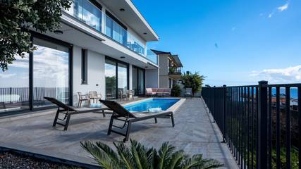 Location de vacances pour 4 personnes, avec jardin ainsi que vue sur l’océan et piscine à Paul Do Mar