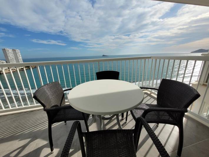 Chalet para 4 personas, con terraza además de piscina y vistas, Se admiten mascotas en Benidorm