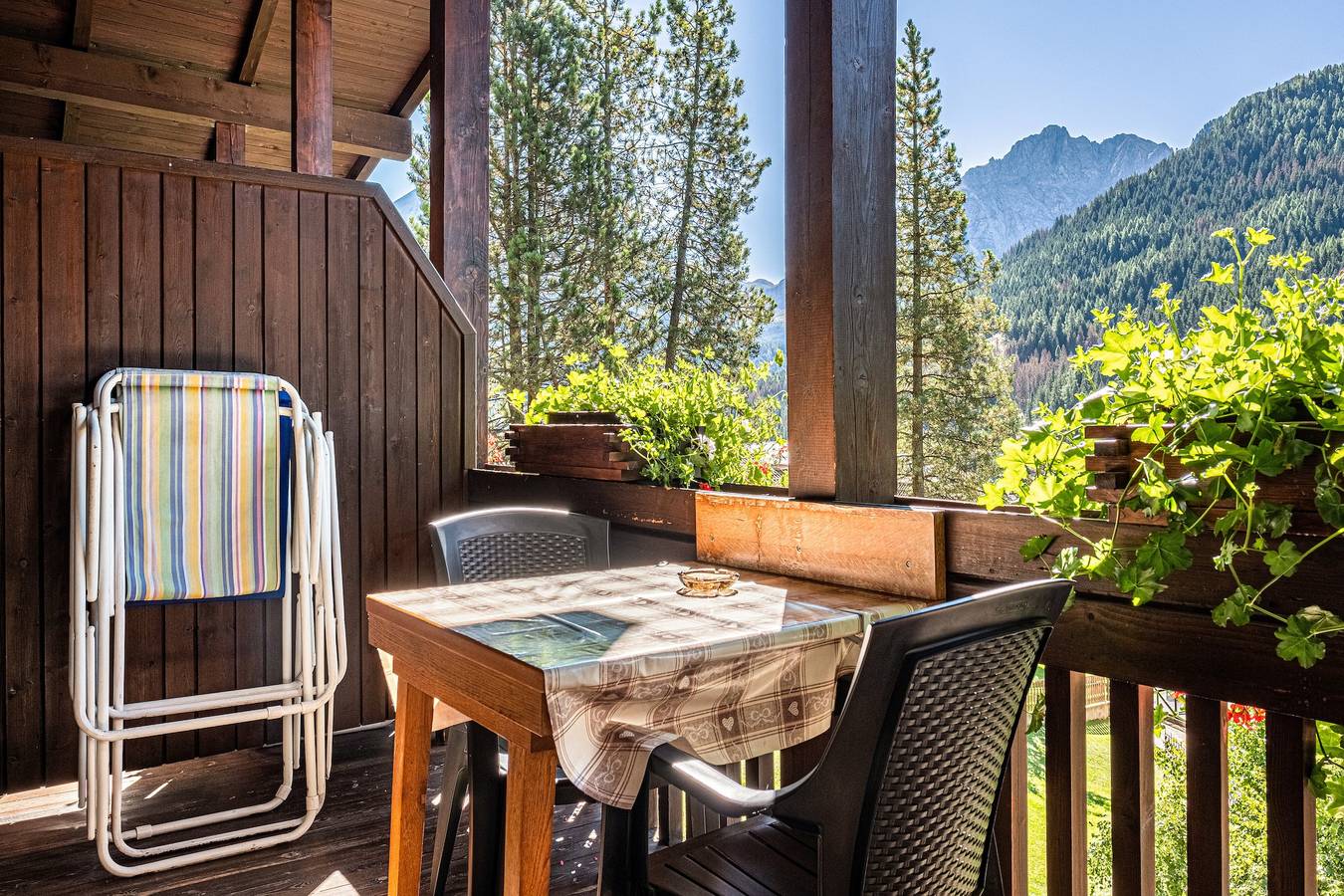Appartement entier, Appartement 'Cesa Soramurat Appartamento 7' avec vue sur les montagnes, terrasse privée et Wi-Fi in Canazei, Dolomiti Superski